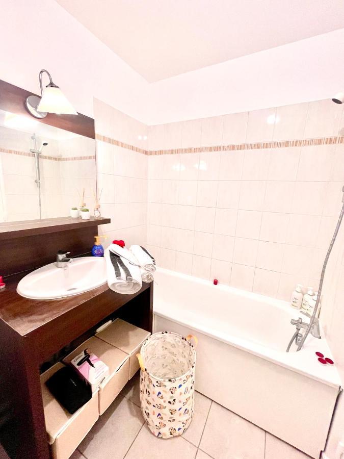 5 Min From Disneyland Cozy Retreat Apartment Montevrain Luaran gambar
